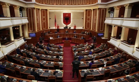 Kuvendi miraton 4 akte normative: Nga vaksinat te ndryshimet ne Reformen ne Drejtesi